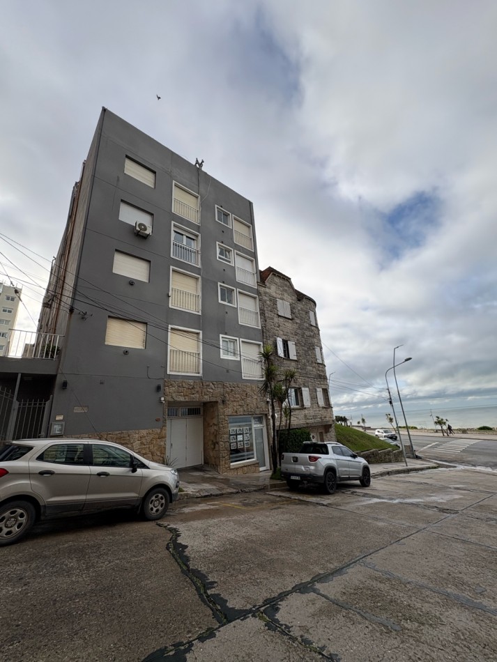 VENDEMOS DEPARTAMENTO DE 2 AMB CON COCHERA FIJA CUBIERTA FRENTE A PLAYA VARESE