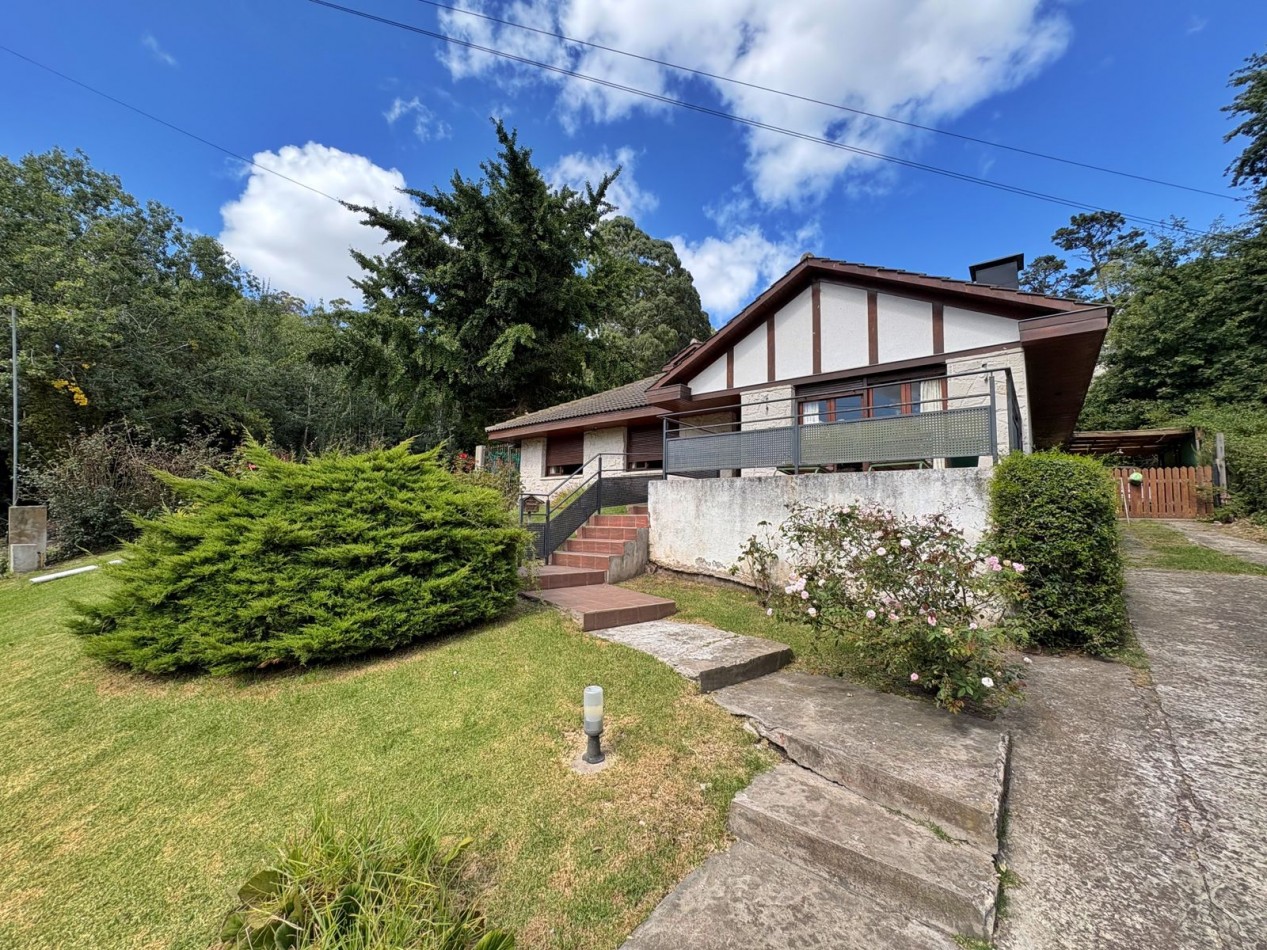VENTA CASA EN SIERRA DE LOS PADRES CON PARQUE SOBRE ASFALTO