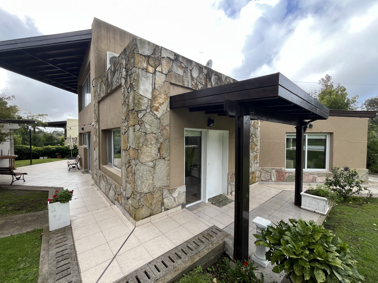 CASA 3 AMBIENTES - 2 DORMITORIOS -SIERRA DE LOS PADRES CON GAS NATURAL. 