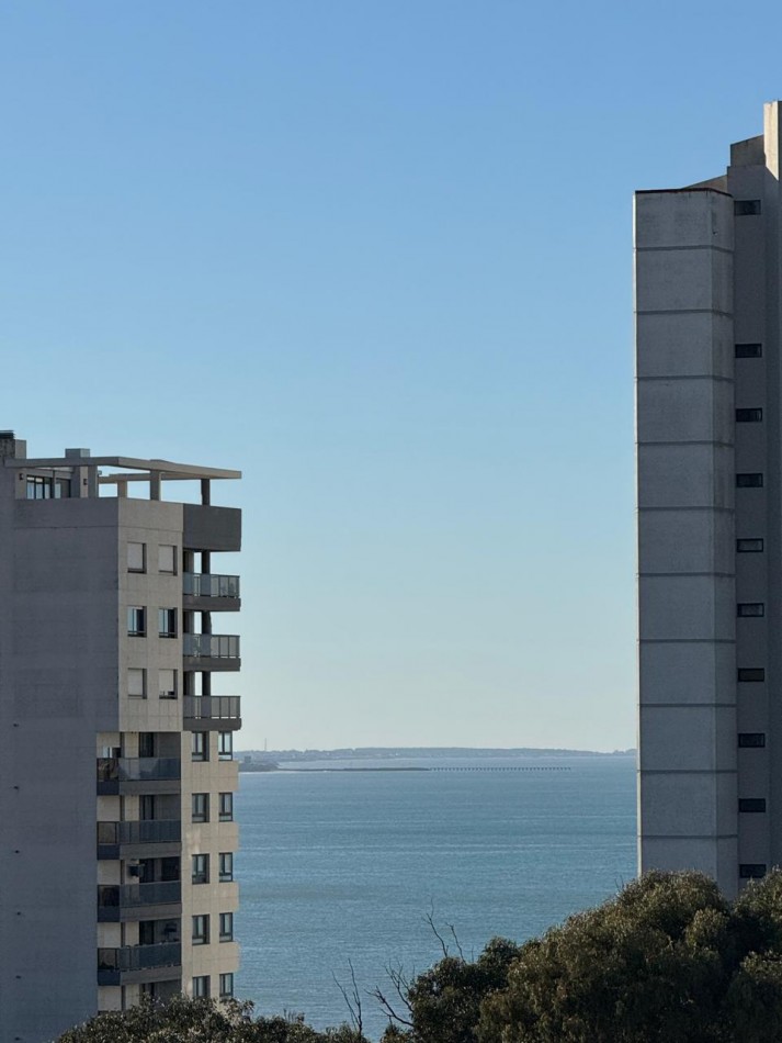 VENTA PISO DE 4 AMBIENTES CON BALCON CORRIDO Y VISTA AL MAR 