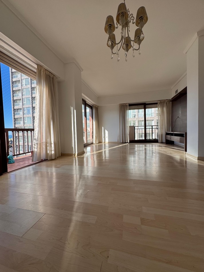 VENTA PISO DE 4 AMBIENTES CON BALCON CORRIDO Y VISTA AL MAR 