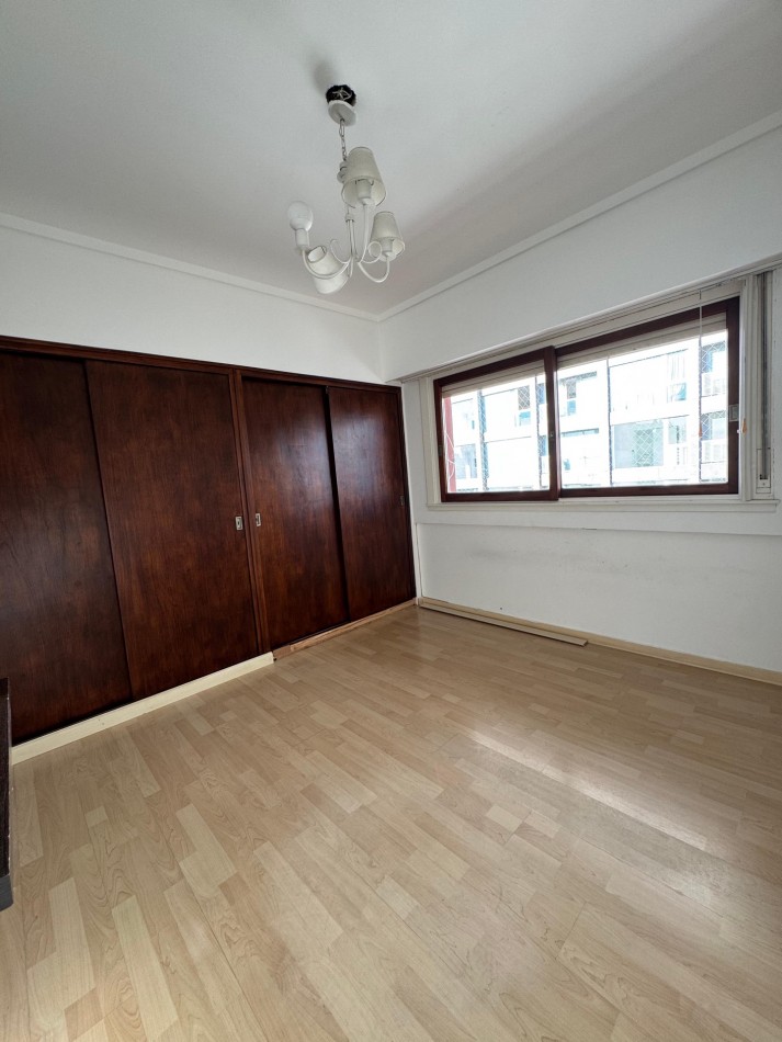 VENTA PISO DE 4 AMBIENTES CON BALCON CORRIDO Y VISTA AL MAR 