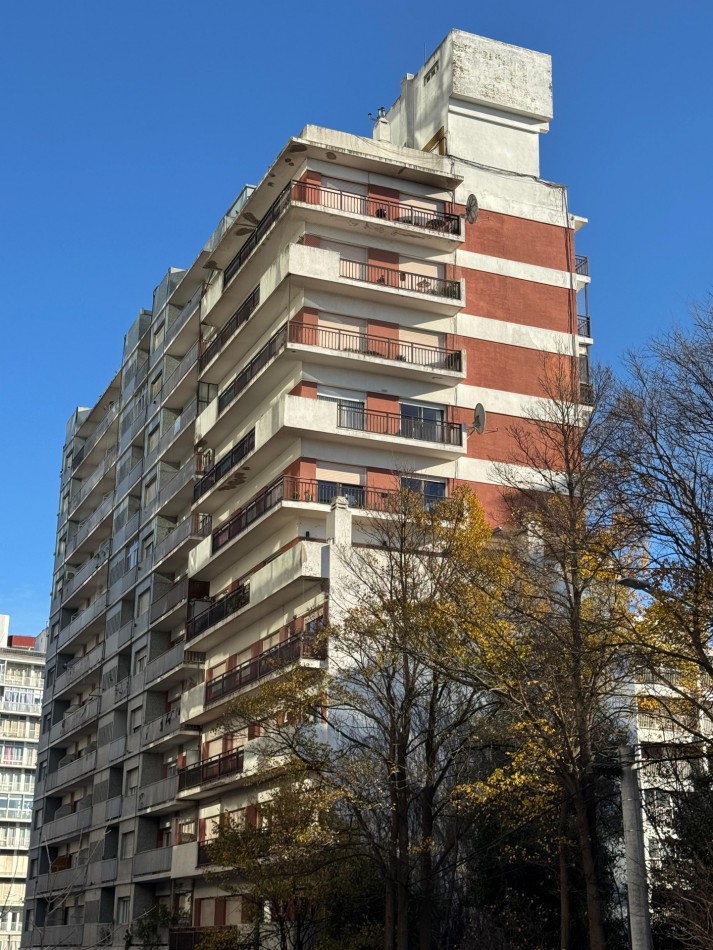 VENTA PISO DE 4 AMBIENTES CON BALCON CORRIDO Y VISTA AL MAR 