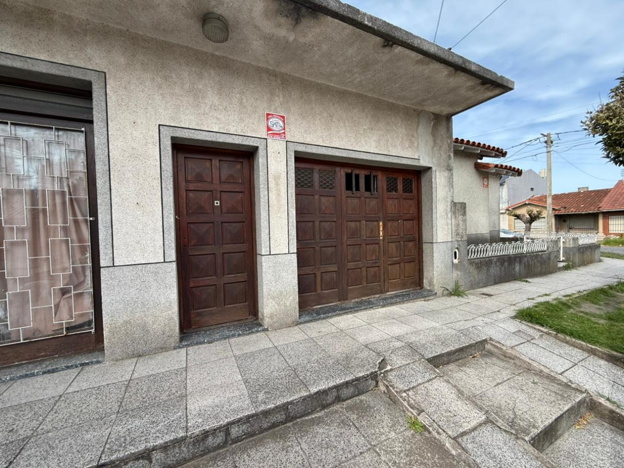 VENDEMOS CASA CON LOCAL 