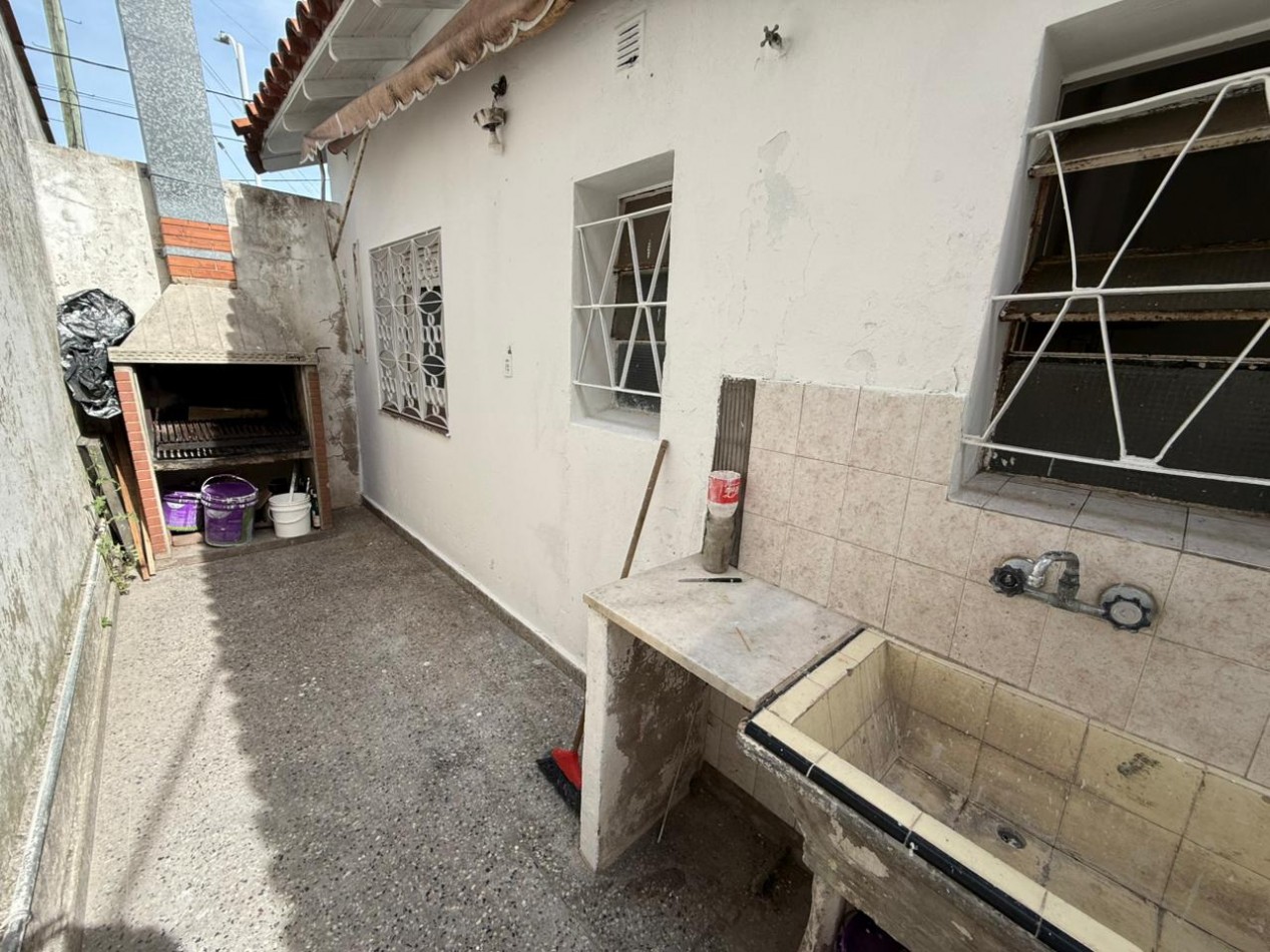 VENDEMOS CASA CON LOCAL 