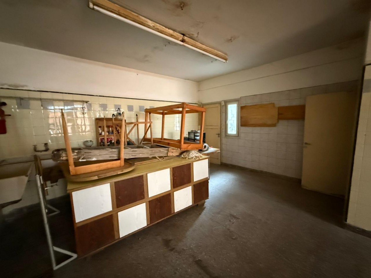 VENDEMOS CASA CON LOCAL 