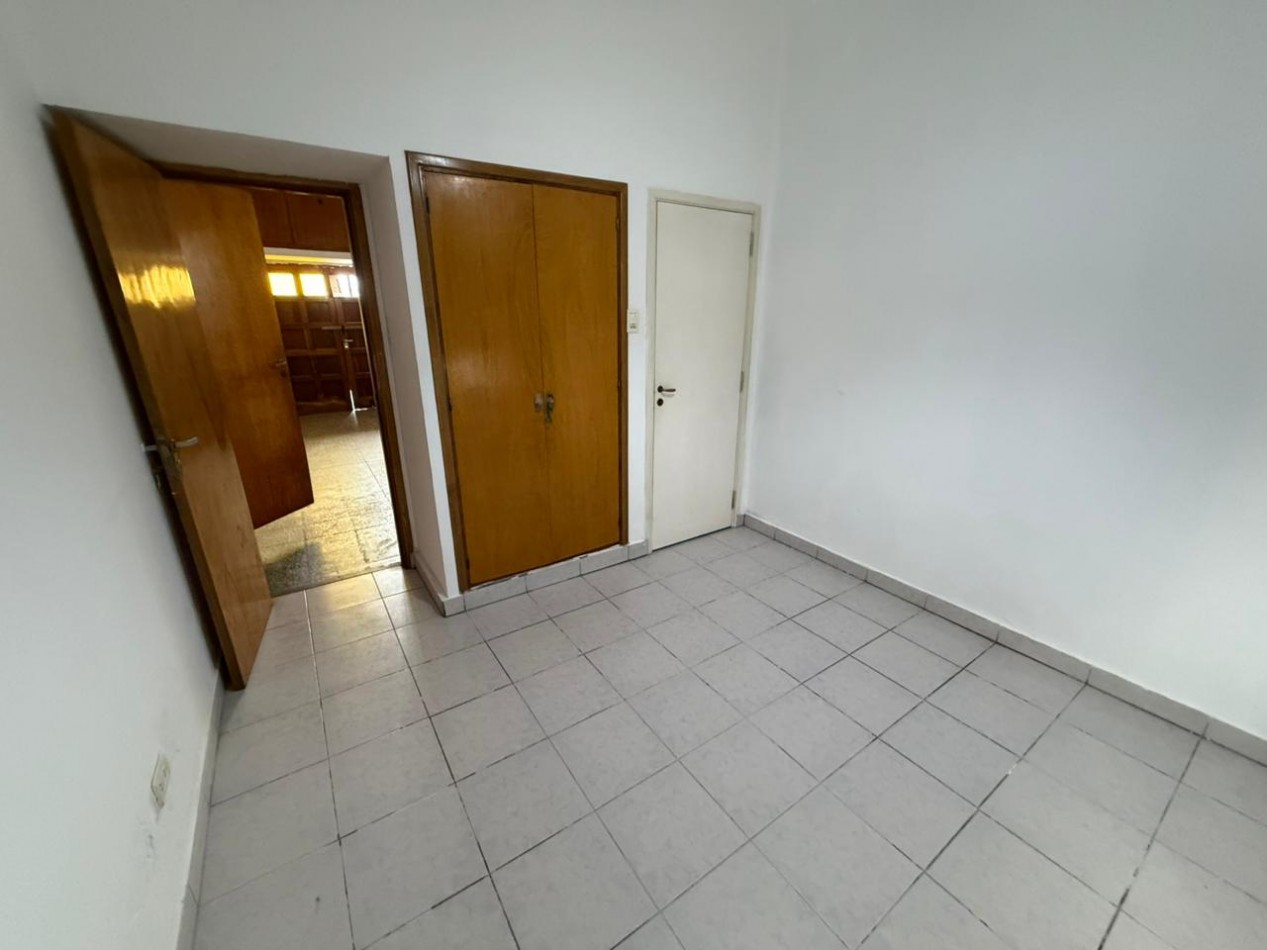 VENDEMOS CASA CON LOCAL 