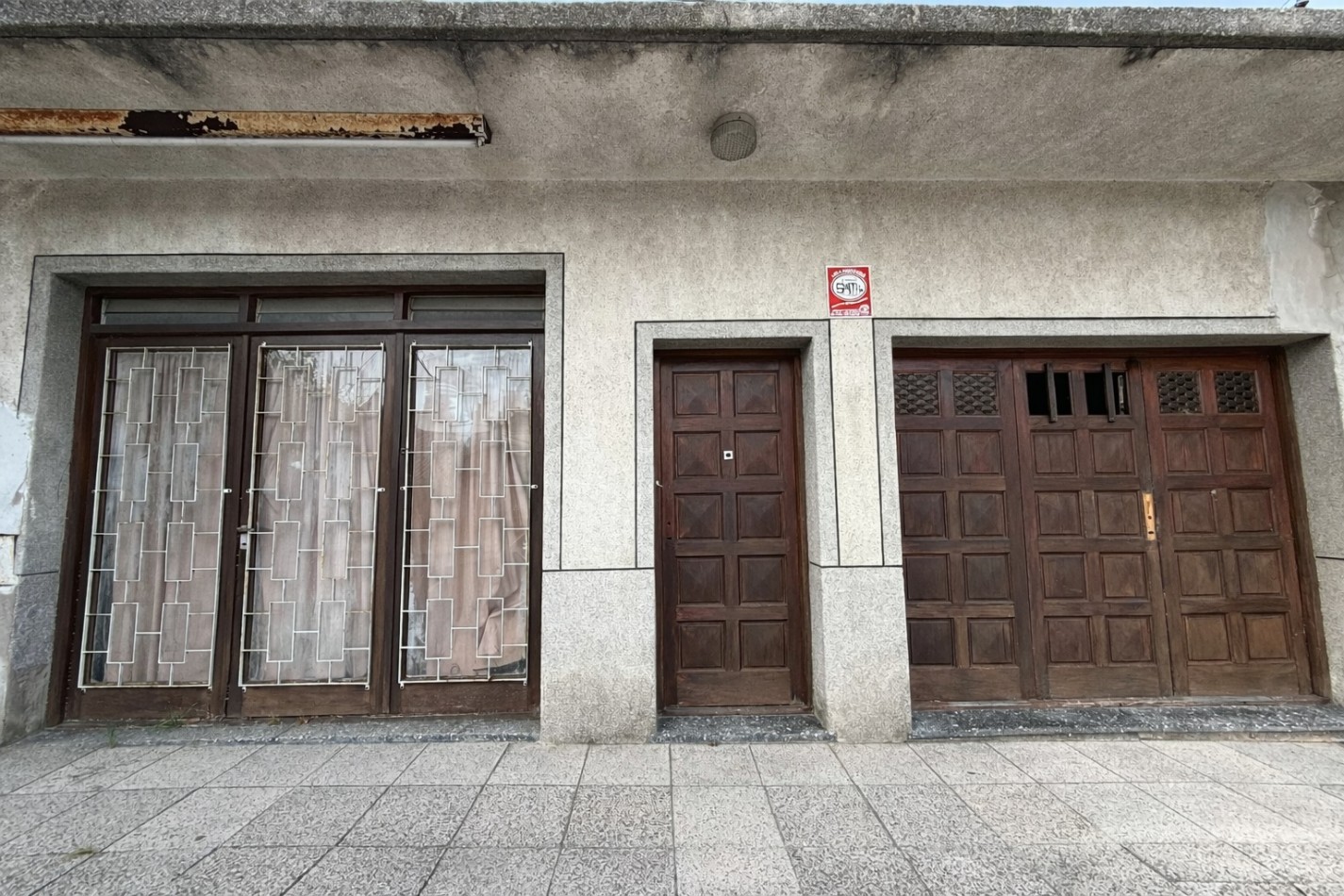 VENDEMOS CASA CON LOCAL 