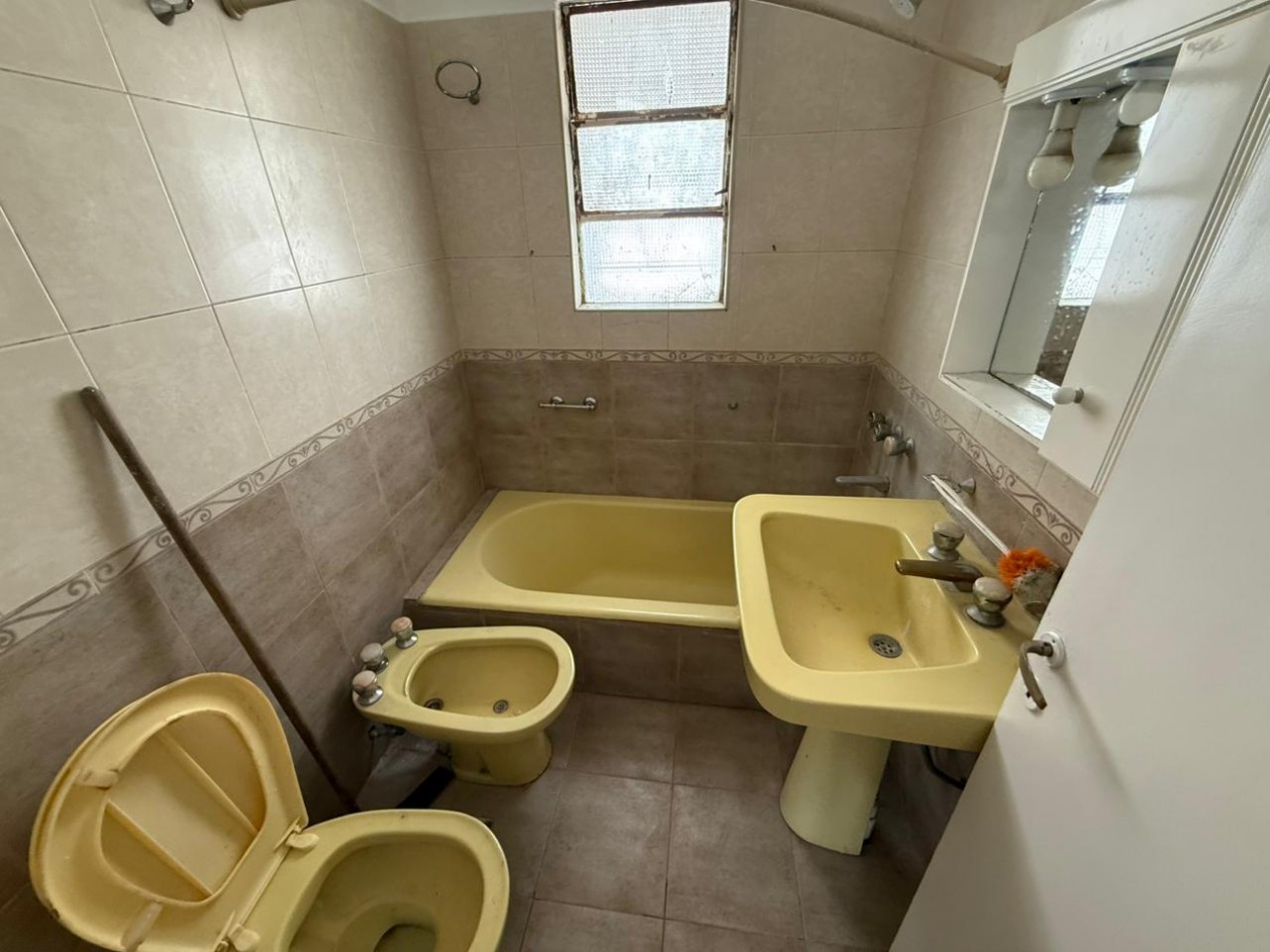 VENDEMOS CASA CON LOCAL 