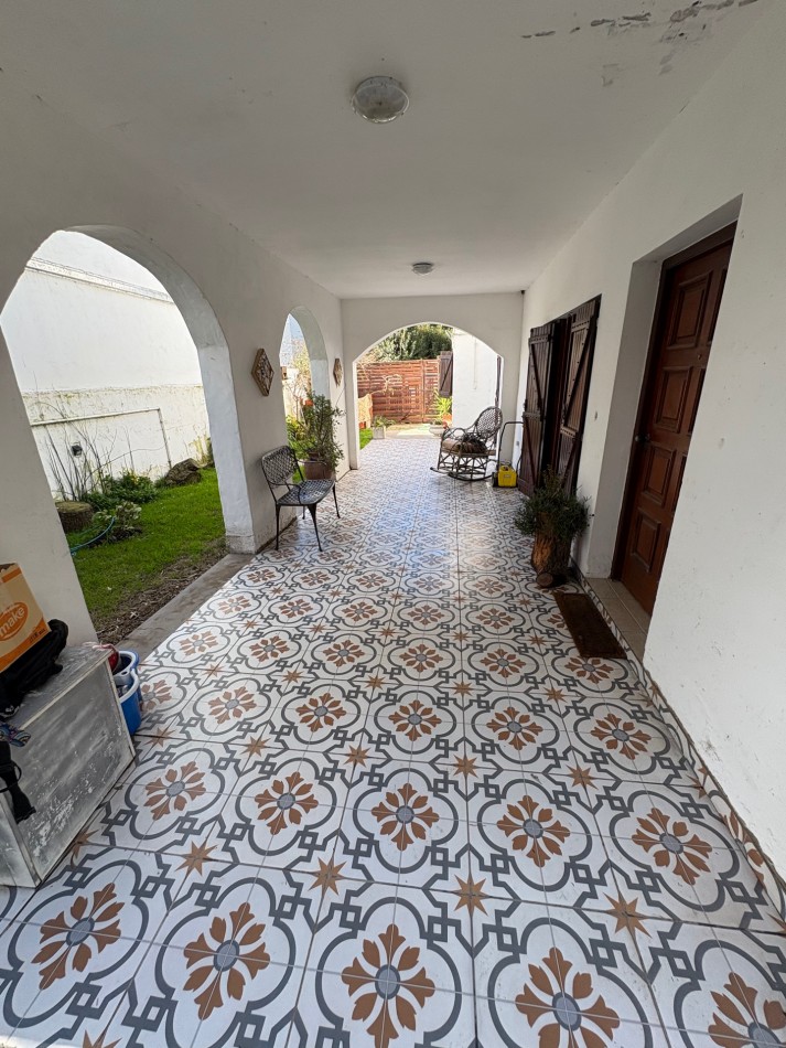 CASA EN BARRIO LA FLORIDA 5 AMBIENTES CON PILETA 