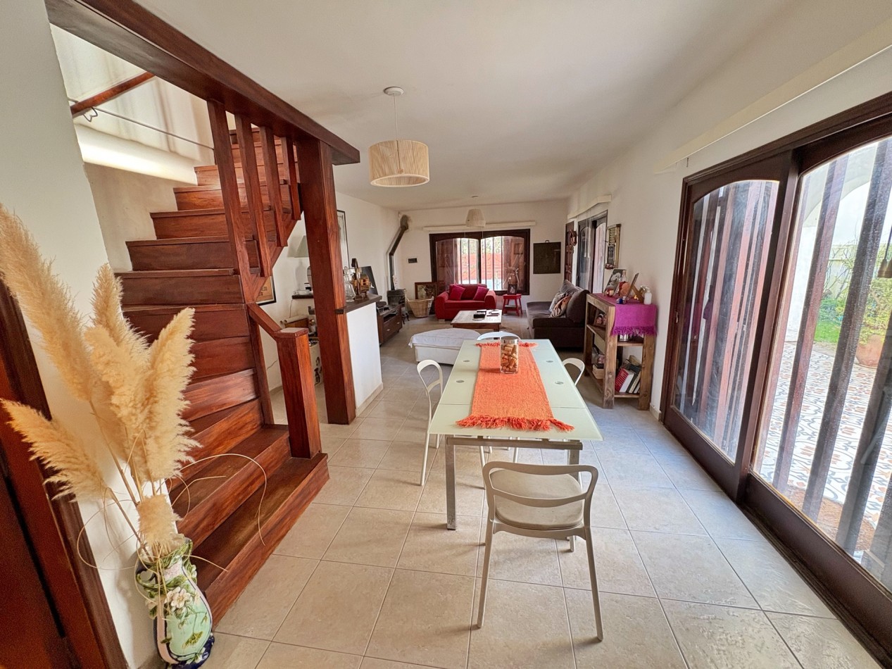 CASA EN BARRIO LA FLORIDA 5 AMBIENTES CON PILETA 
