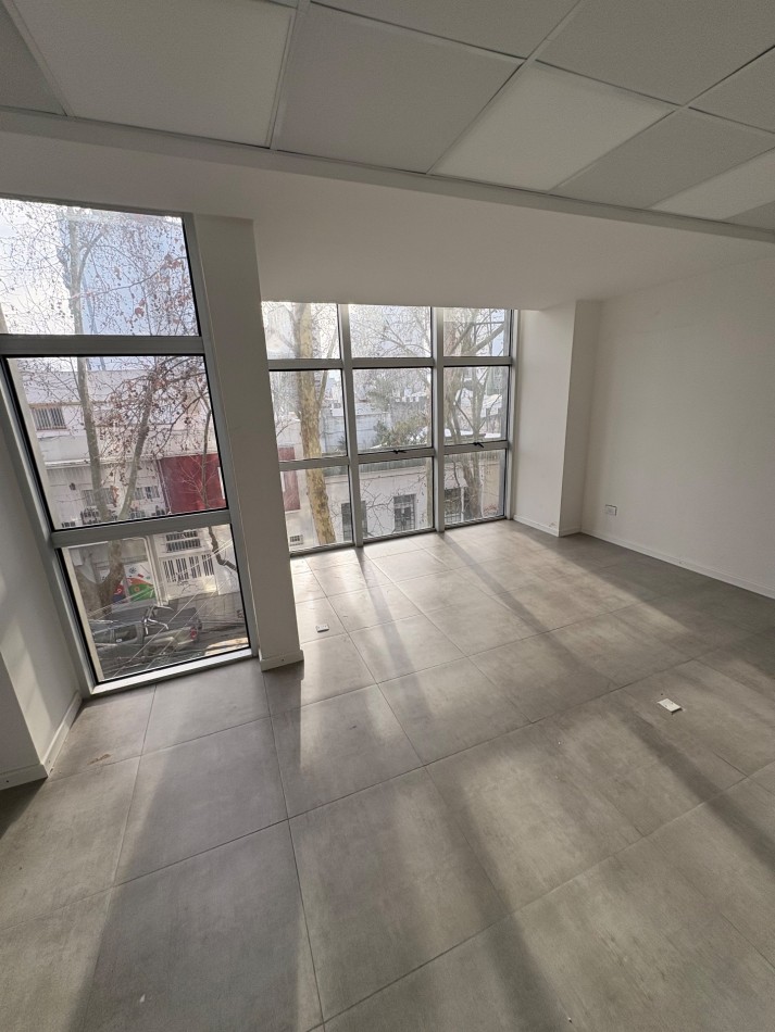 VENTA OFICINA EN SEMIPISO MODERNA ZONA PLAZA MITRE 