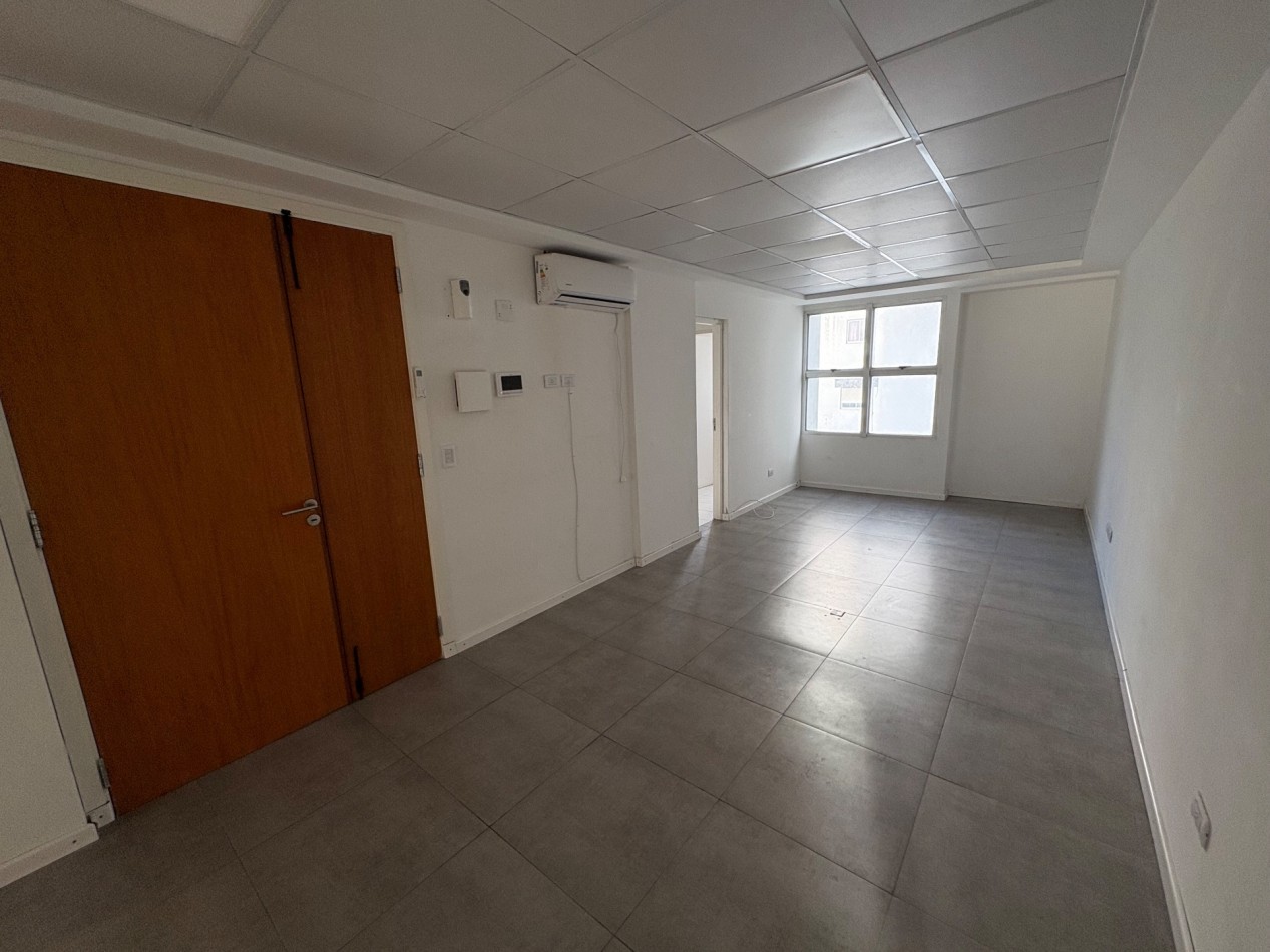 VENTA OFICINA EN SEMIPISO MODERNA ZONA PLAZA MITRE 