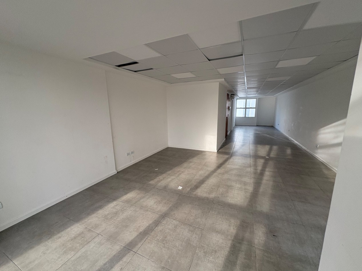 VENTA OFICINA EN SEMIPISO MODERNA ZONA PLAZA MITRE 