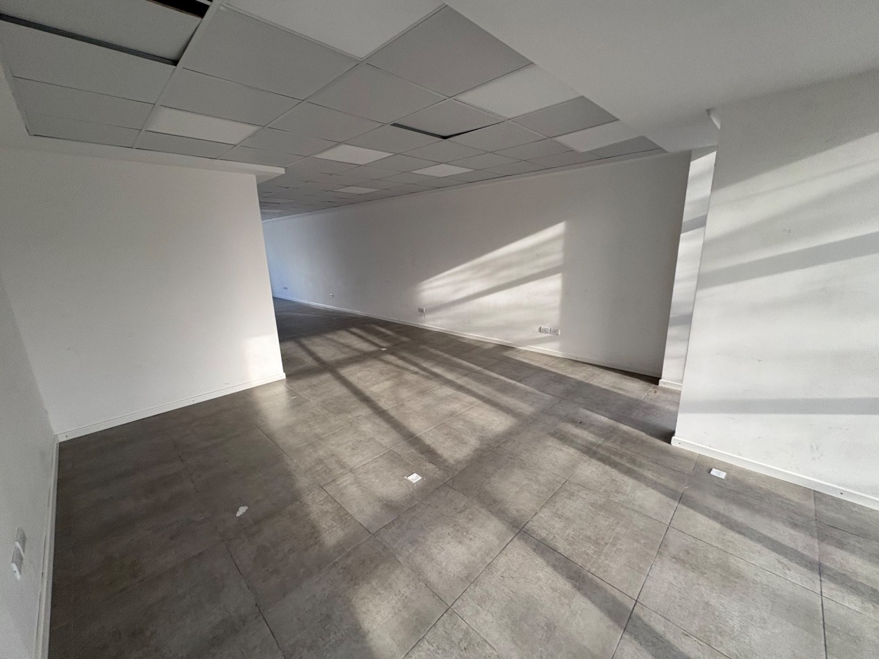 VENTA OFICINA EN SEMIPISO MODERNA ZONA PLAZA MITRE 