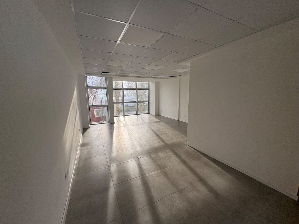 VENTA OFICINA EN SEMIPISO MODERNA ZONA PLAZA MITRE 