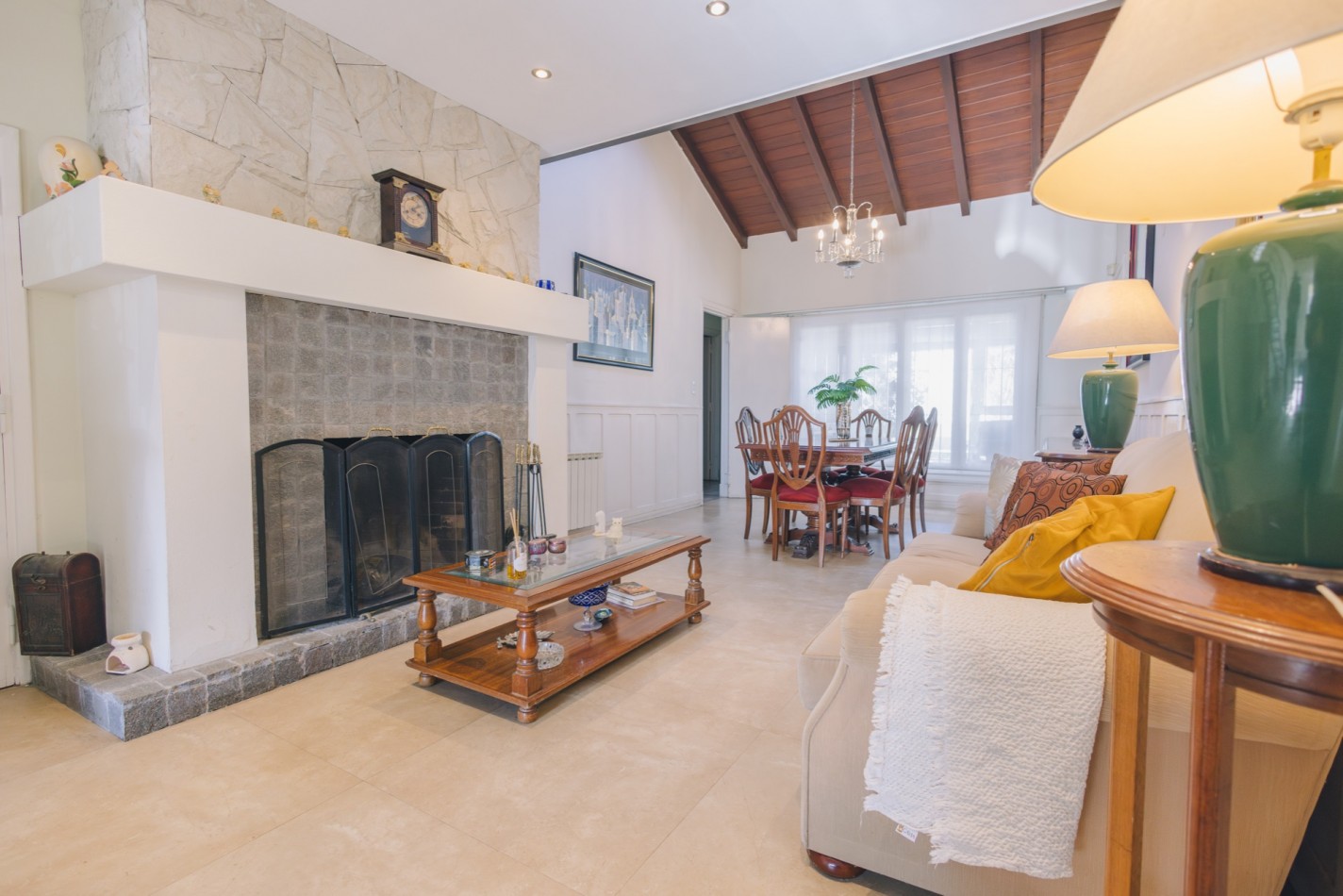 CASA CON DOBLE ACCESO Y SECTOR PROFESIONAL INDEPENDIENTE EN STELLA MARIS