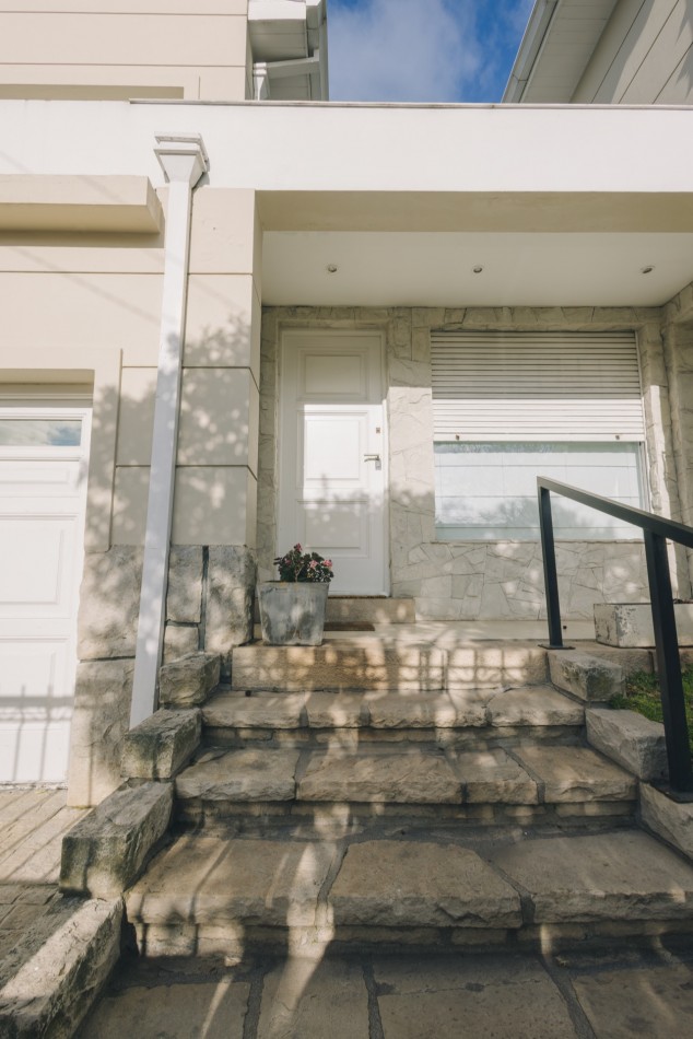 CASA CON DOBLE ACCESO Y SECTOR PROFESIONAL INDEPENDIENTE EN STELLA MARIS