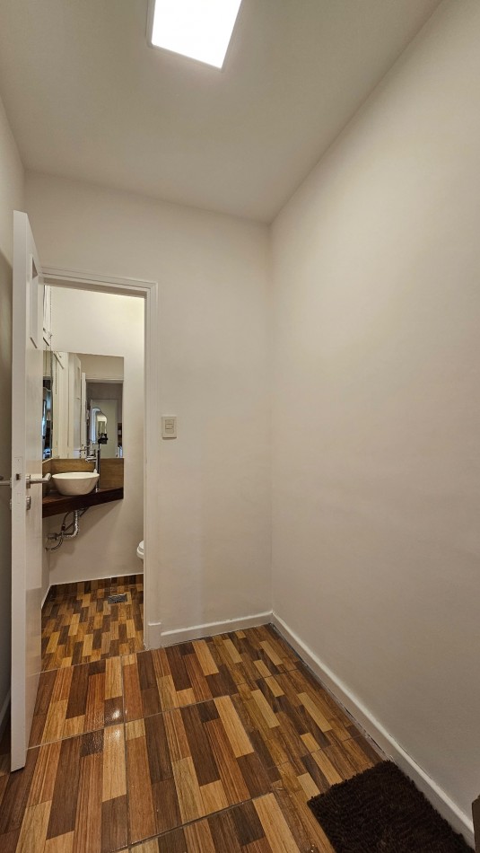 DEPARTAMENTO 3 AMB - BALCON A LA CALLE EN VEREDA DE SOL - ZONA PLAZA COLON 