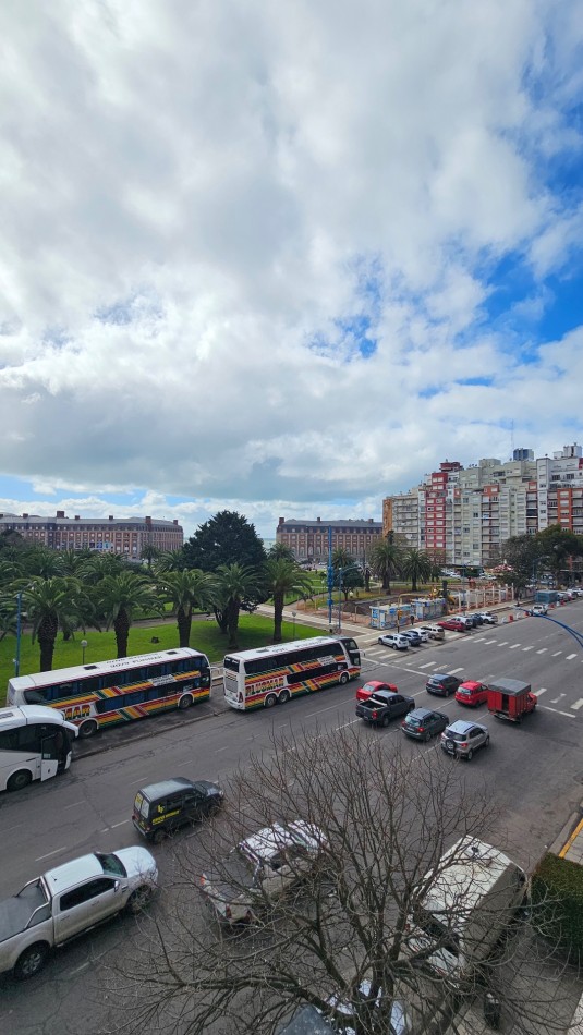 DEPARTAMENTO 3 AMB - BALCON A LA CALLE EN VEREDA DE SOL - ZONA PLAZA COLON 