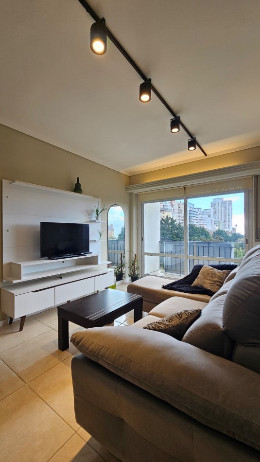 DEPARTAMENTO 3 AMB - BALCON A LA CALLE EN VEREDA DE SOL - ZONA PLAZA COLON 