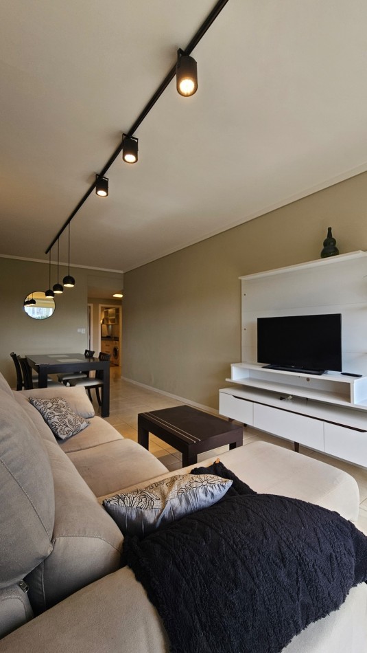 DEPARTAMENTO 3 AMB - BALCON A LA CALLE EN VEREDA DE SOL - ZONA PLAZA COLON 