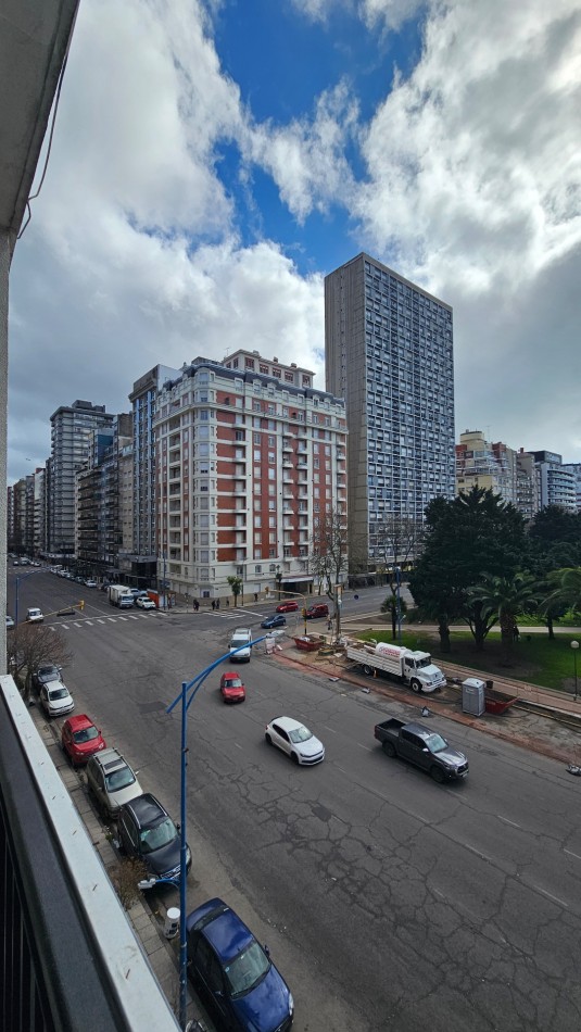 DEPARTAMENTO 3 AMB - BALCON A LA CALLE EN VEREDA DE SOL - ZONA PLAZA COLON 