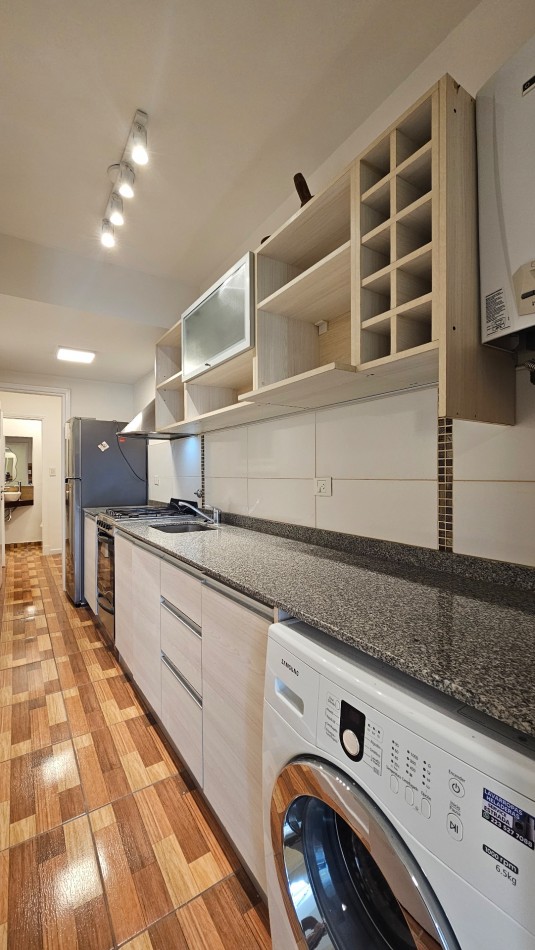 DEPARTAMENTO 3 AMB - BALCON A LA CALLE EN VEREDA DE SOL - ZONA PLAZA COLON 
