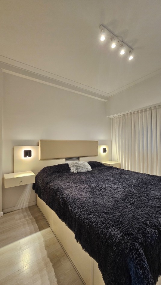DEPARTAMENTO 3 AMB - BALCON A LA CALLE EN VEREDA DE SOL - ZONA PLAZA COLON 