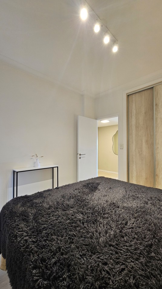DEPARTAMENTO 3 AMB - BALCON A LA CALLE EN VEREDA DE SOL - ZONA PLAZA COLON 