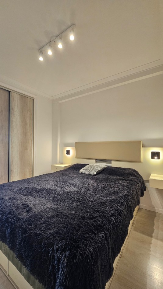 DEPARTAMENTO 3 AMB - BALCON A LA CALLE EN VEREDA DE SOL - ZONA PLAZA COLON 